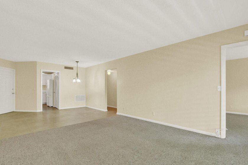 Rare 1st floor 2 bedroom, 2 bathroom condo with in unit laundry - photo 13