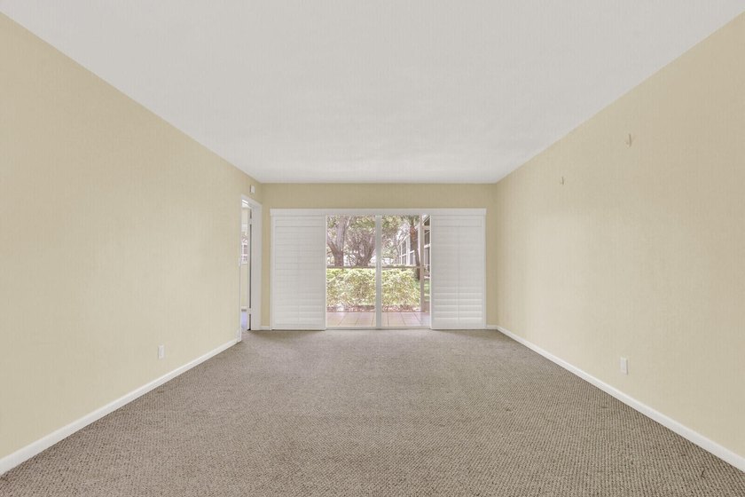 Rare 1st floor 2 bedroom, 2 bathroom condo with in unit laundry - photo 15
