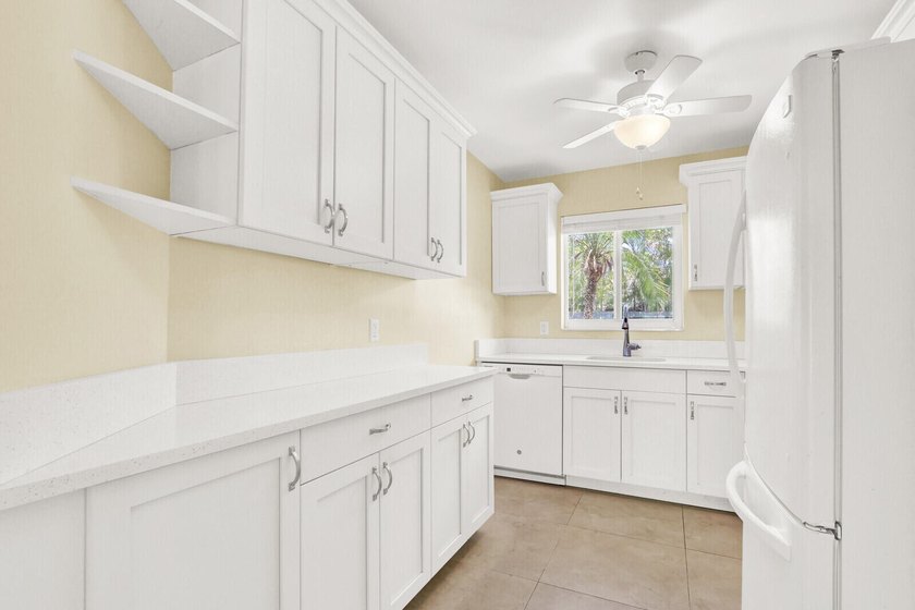 Rare 1st floor 2 bedroom, 2 bathroom condo with in unit laundry - photo 17