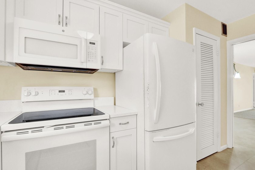 Rare 1st floor 2 bedroom, 2 bathroom condo with in unit laundry - photo 21