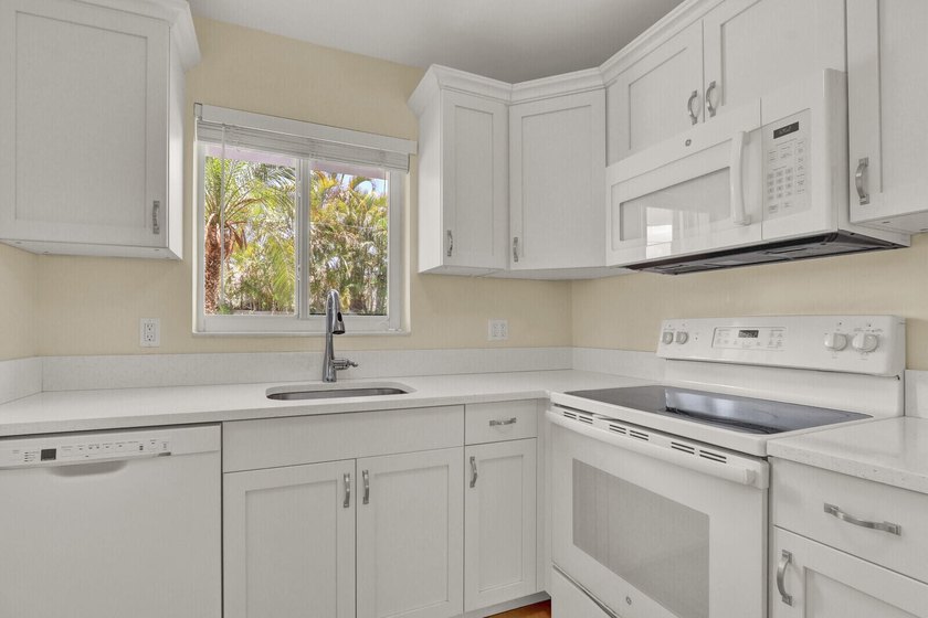 Rare 1st floor 2 bedroom, 2 bathroom condo with in unit laundry - photo 23