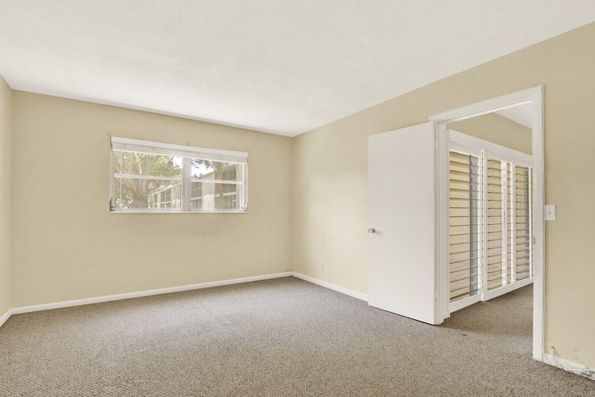 Rare 1st floor 2 bedroom, 2 bathroom condo with in unit laundry - photo 25
