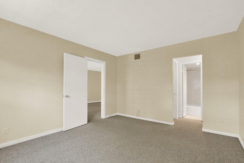 Rare 1st floor 2 bedroom, 2 bathroom condo with in unit laundry - photo 26