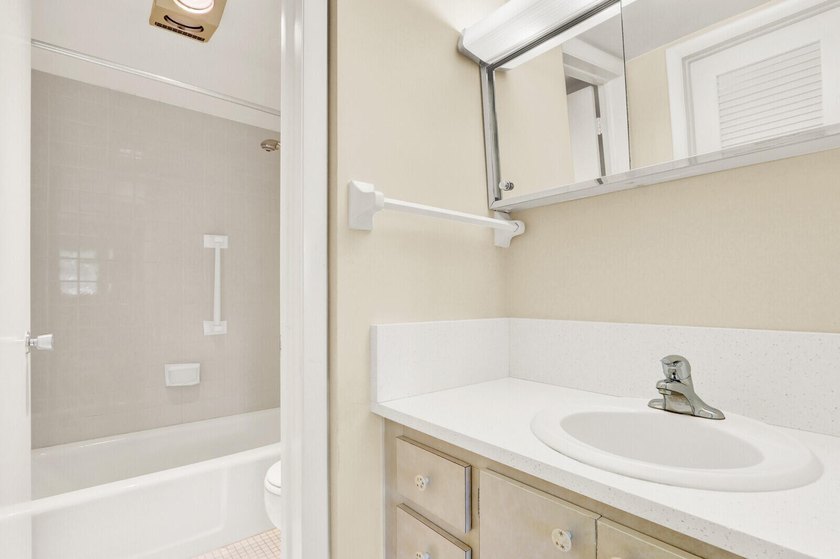 Rare 1st floor 2 bedroom, 2 bathroom condo with in unit laundry - photo 27