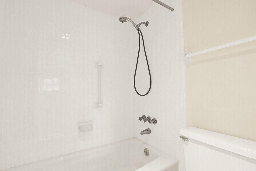 Rare 1st floor 2 bedroom, 2 bathroom condo with in unit laundry - photo 28