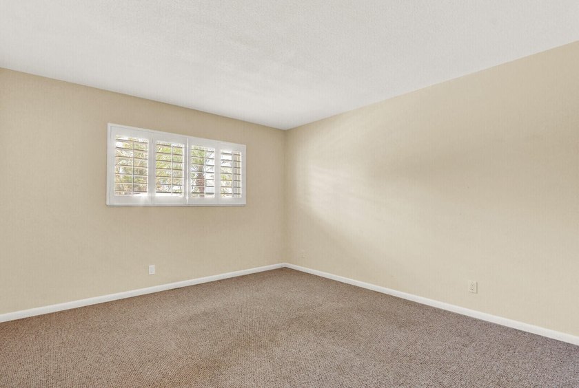 Rare 1st floor 2 bedroom, 2 bathroom condo with in unit laundry - photo 30