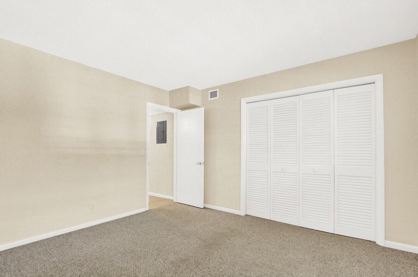 Rare 1st floor 2 bedroom, 2 bathroom condo with in unit laundry - photo 31