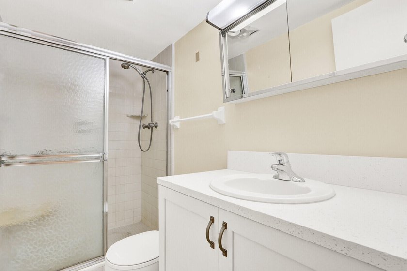 Rare 1st floor 2 bedroom, 2 bathroom condo with in unit laundry - photo 32