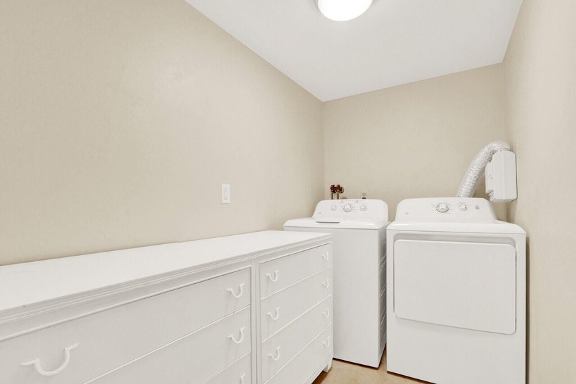 Rare 1st floor 2 bedroom, 2 bathroom condo with in unit laundry - photo 33
