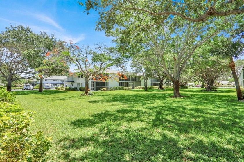 Rare 1st floor 2 bedroom, 2 bathroom condo with in unit laundry - photo 37