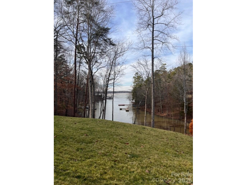 MOTIVATED SELLER! and WATERFRONT-DOCKABLE LOT! This 5 bedroom - photo 3