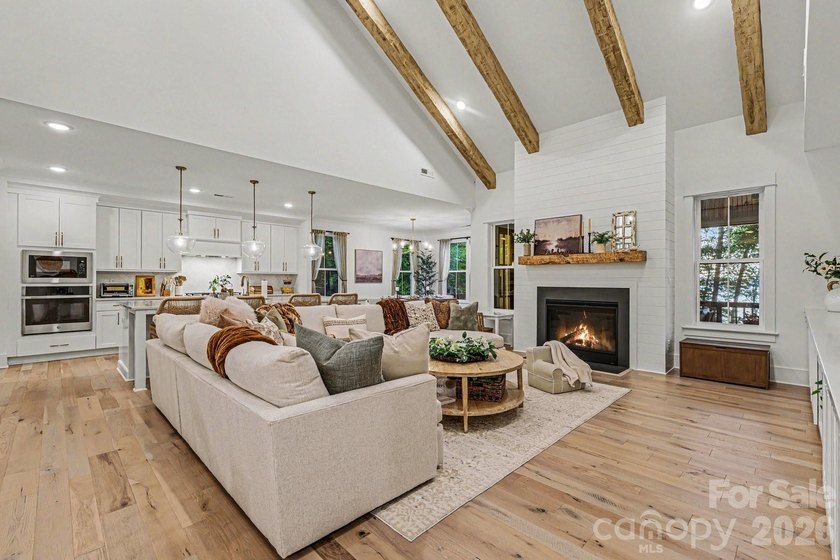 MOTIVATED SELLER! and WATERFRONT-DOCKABLE LOT! This 5 bedroom - photo 4
