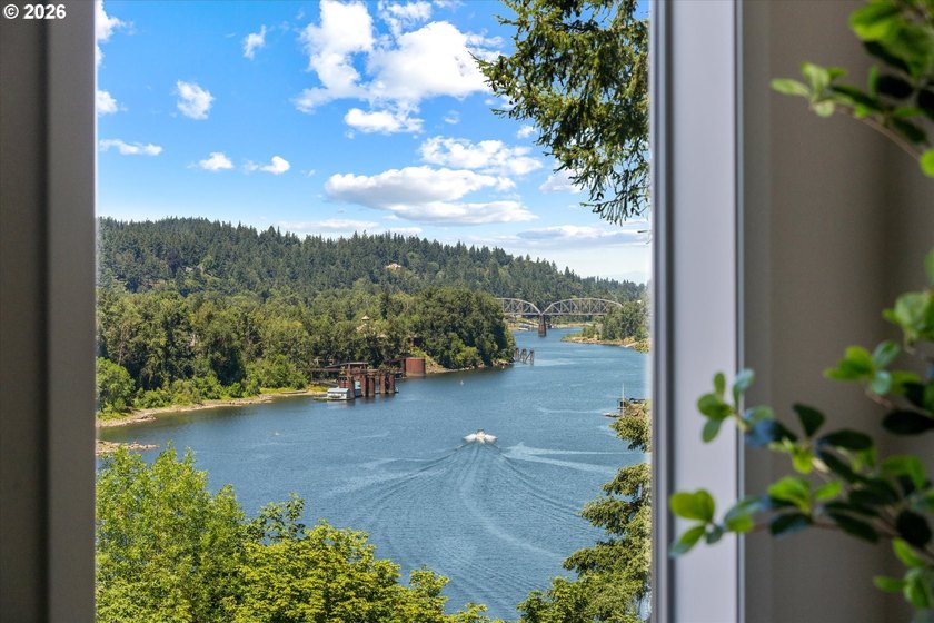 Welcome to 311, the largest unit at Lake Oswego Terraces! Fully - photo 3