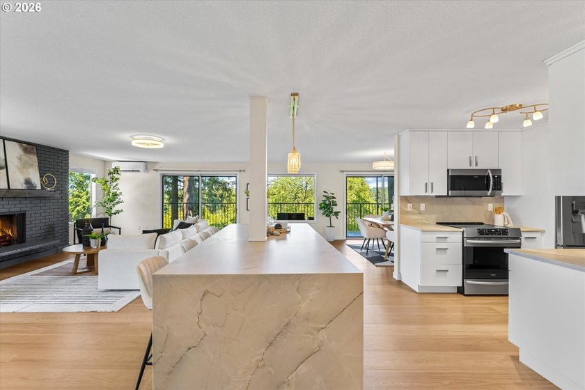 Welcome to 311, the largest unit at Lake Oswego Terraces! Fully - photo 5