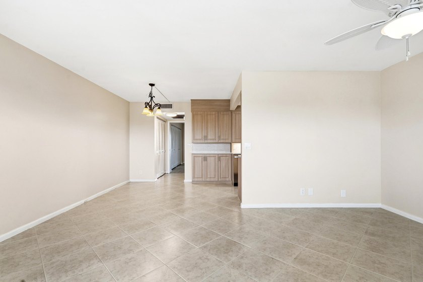 PENTHOUSE, UPGRADED KITCHEN CABINETS WITH QUARTZ COUNTERTOPS AND - photo 12