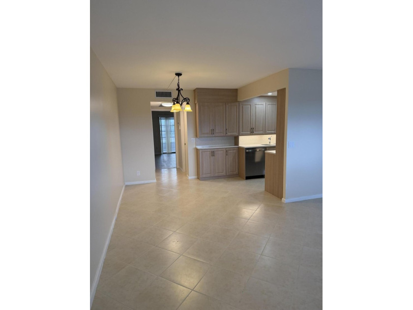 PENTHOUSE, UPGRADED KITCHEN CABINETS WITH QUARTZ COUNTERTOPS AND - photo 20