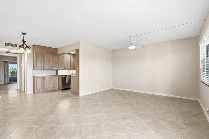 PENTHOUSE, UPGRADED KITCHEN CABINETS WITH QUARTZ COUNTERTOPS AND - photo 22