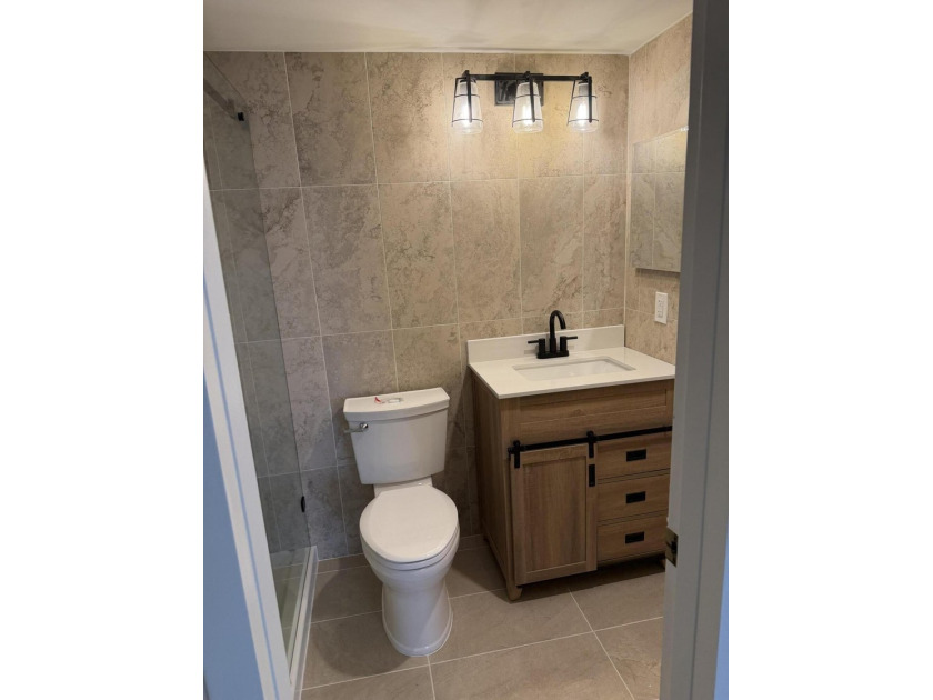 PENTHOUSE, UPGRADED KITCHEN CABINETS WITH QUARTZ COUNTERTOPS AND - photo 27