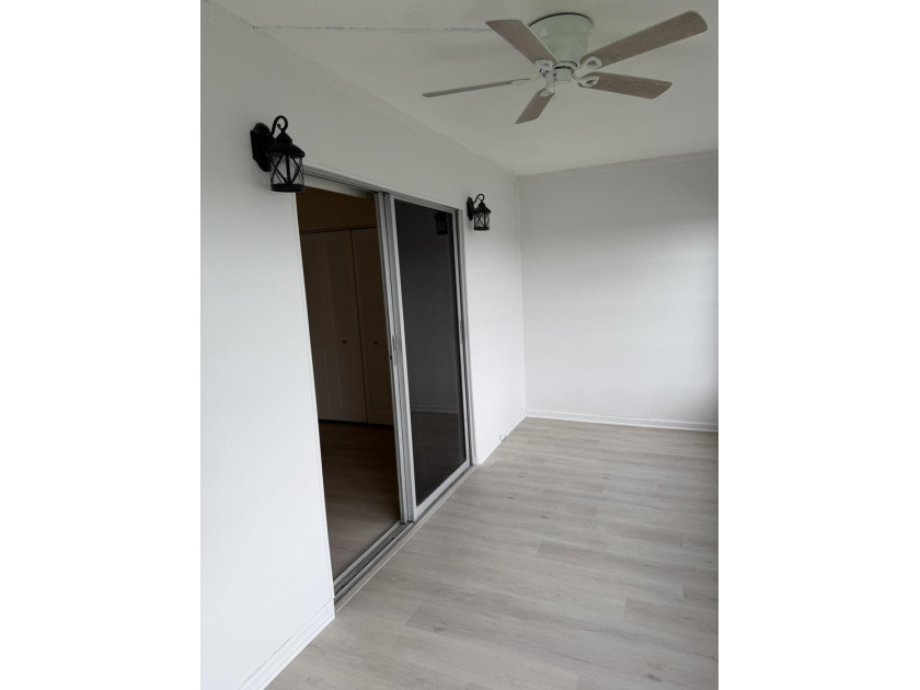 PENTHOUSE, UPGRADED KITCHEN CABINETS WITH QUARTZ COUNTERTOPS AND - photo 28