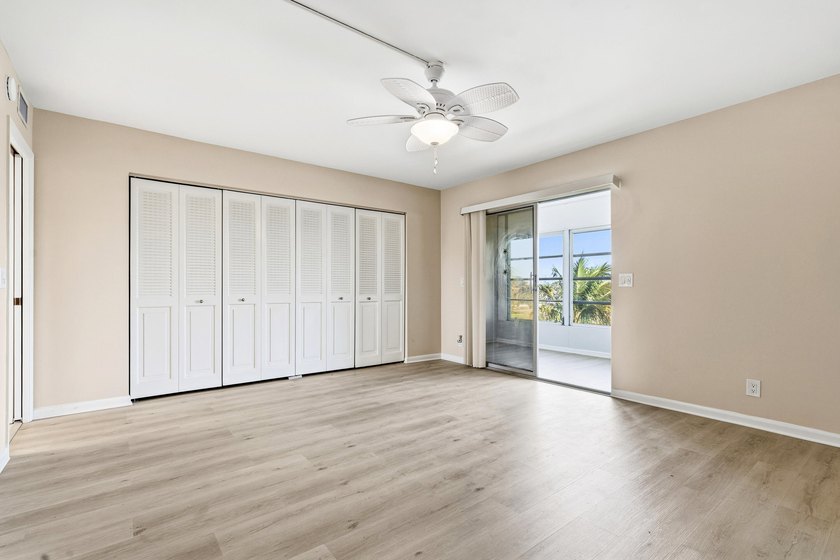 PENTHOUSE, UPGRADED KITCHEN CABINETS WITH QUARTZ COUNTERTOPS AND - photo 31