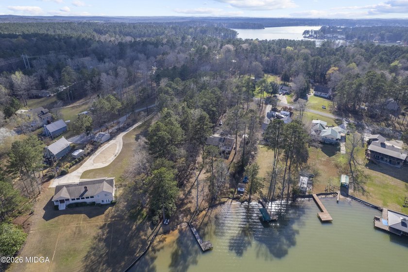 Welcome to 291 Jule Ingram Rd NE on beautiful Lake Sinclair - photo 2
