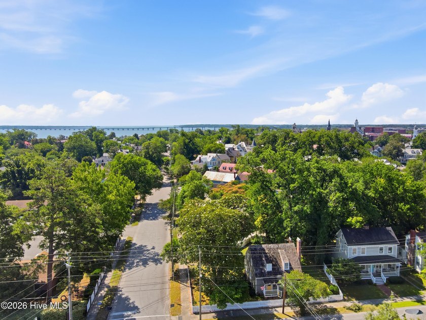 Own a piece of New Bern history with this charming 2-bedroom, 1 - photo 4
