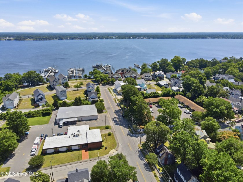 Own a piece of New Bern history with this charming 2-bedroom, 1 - photo 6