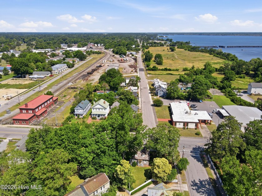 Own a piece of New Bern history with this charming 2-bedroom, 1 - photo 9
