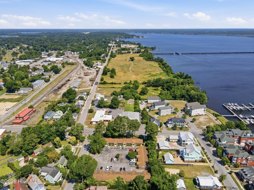 Own a piece of New Bern history with this charming 2-bedroom, 1 - photo 10