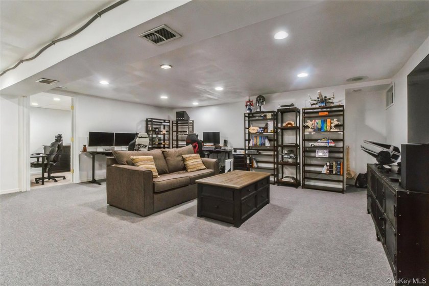 Beautiful townhouse condo offering comfort and convenience. This - photo 17