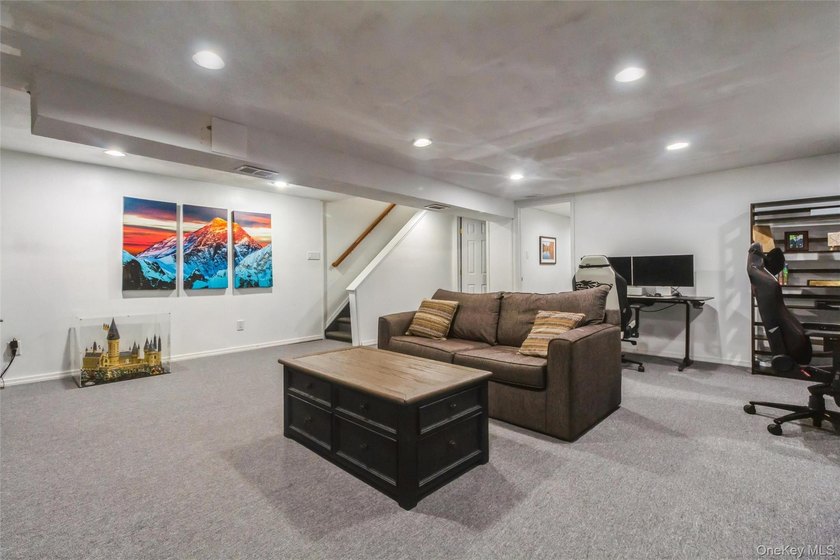 Beautiful townhouse condo offering comfort and convenience. This - photo 18