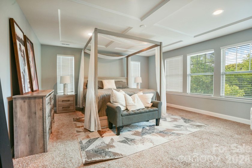 Welcome to this beautifully updated 5-bedroom, 4-bathroom home - photo 17