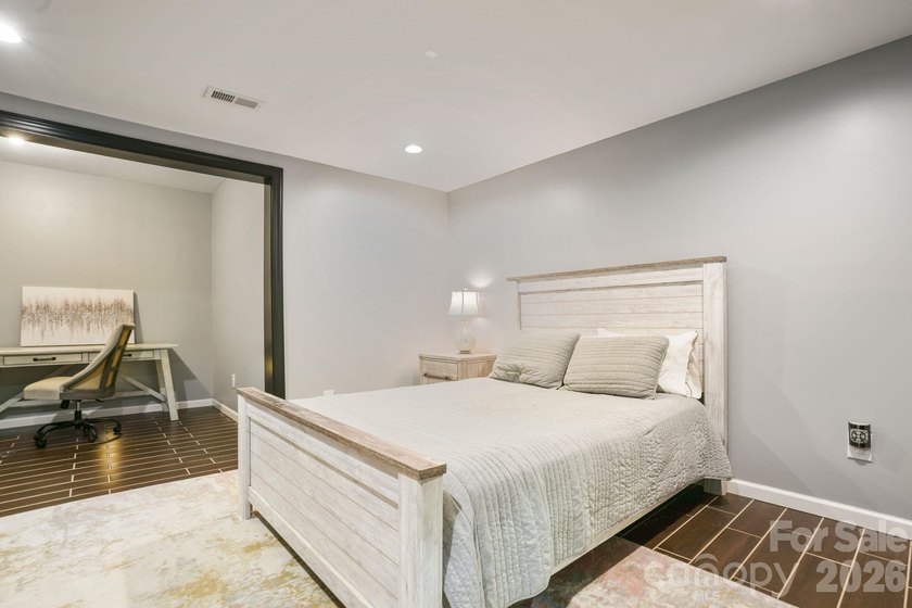 Welcome to this beautifully updated 5-bedroom, 4-bathroom home - photo 23
