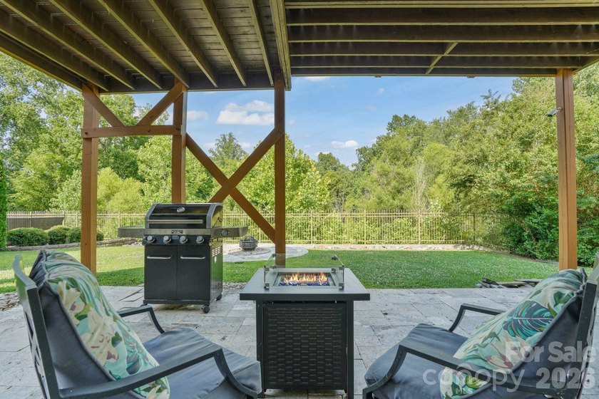 Welcome to this beautifully updated 5-bedroom, 4-bathroom home - photo 26