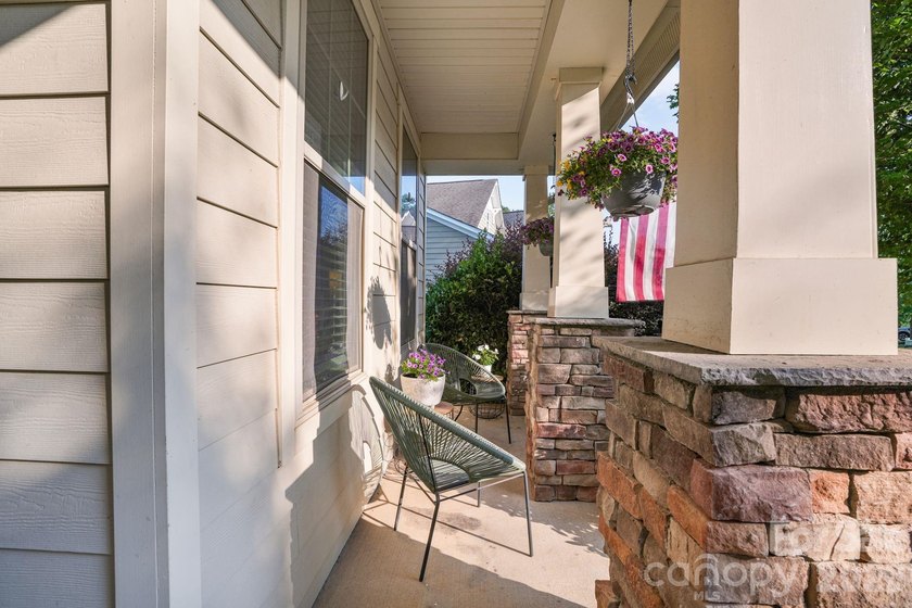 Welcome to this beautifully updated 5-bedroom, 4-bathroom home - photo 27