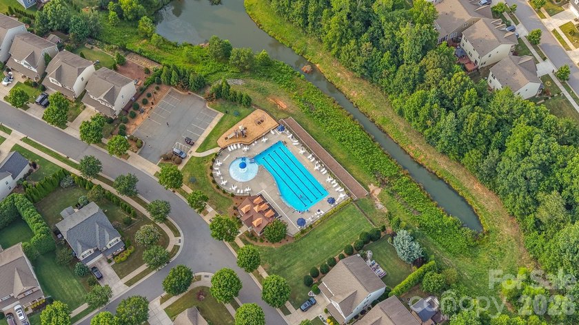 Welcome to this beautifully updated 5-bedroom, 4-bathroom home - photo 30