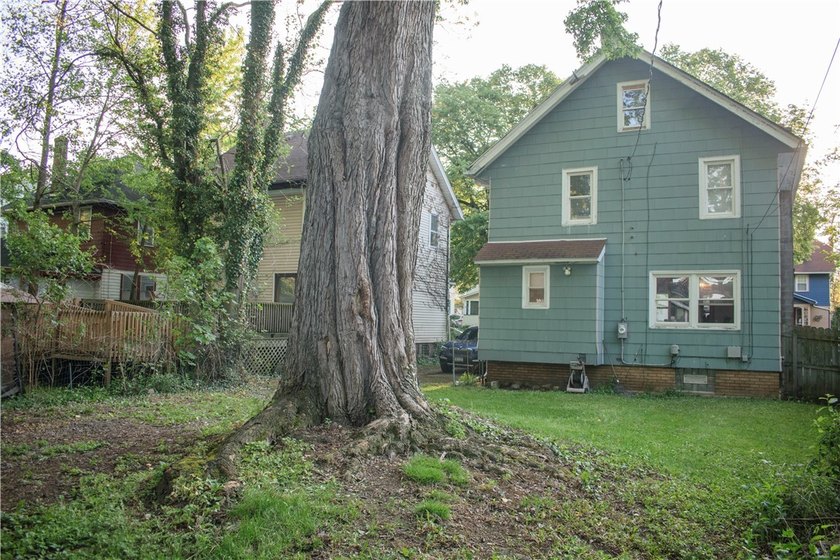 Discover The Charm and Comfort of this Inviting 3 Bedroom 1.5 - photo 3