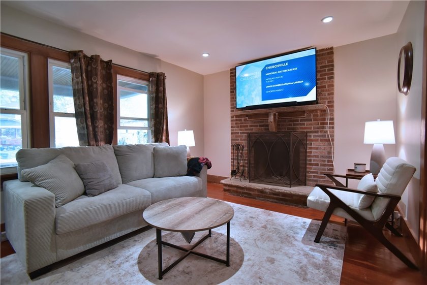 Discover The Charm and Comfort of this Inviting 3 Bedroom 1.5 - photo 5