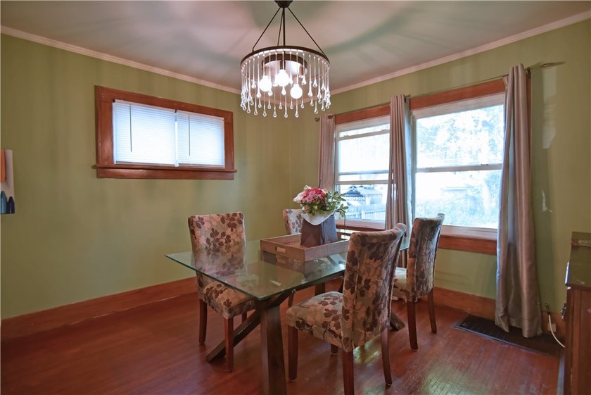 Discover The Charm and Comfort of this Inviting 3 Bedroom 1.5 - photo 8