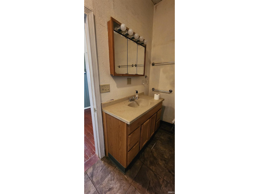 At 300 W Main Street, Syracuse, IN, discover a residential - photo 13