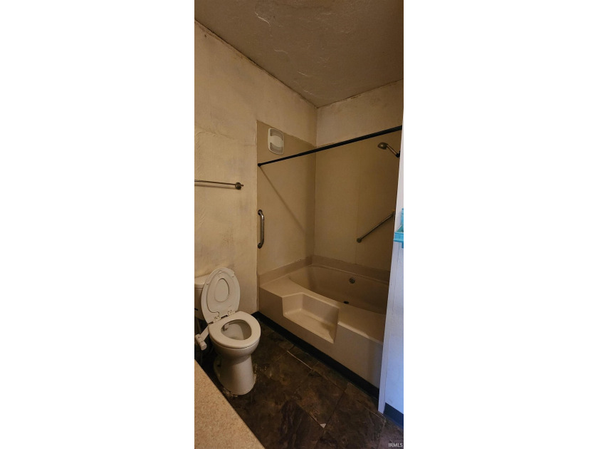 At 300 W Main Street, Syracuse, IN, discover a residential - photo 14