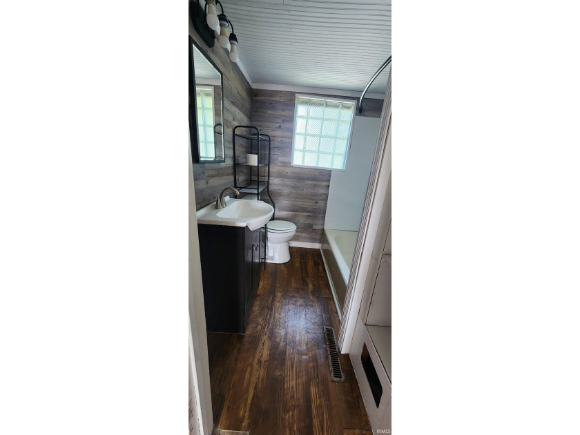 At 300 W Main Street, Syracuse, IN, discover a residential - photo 17