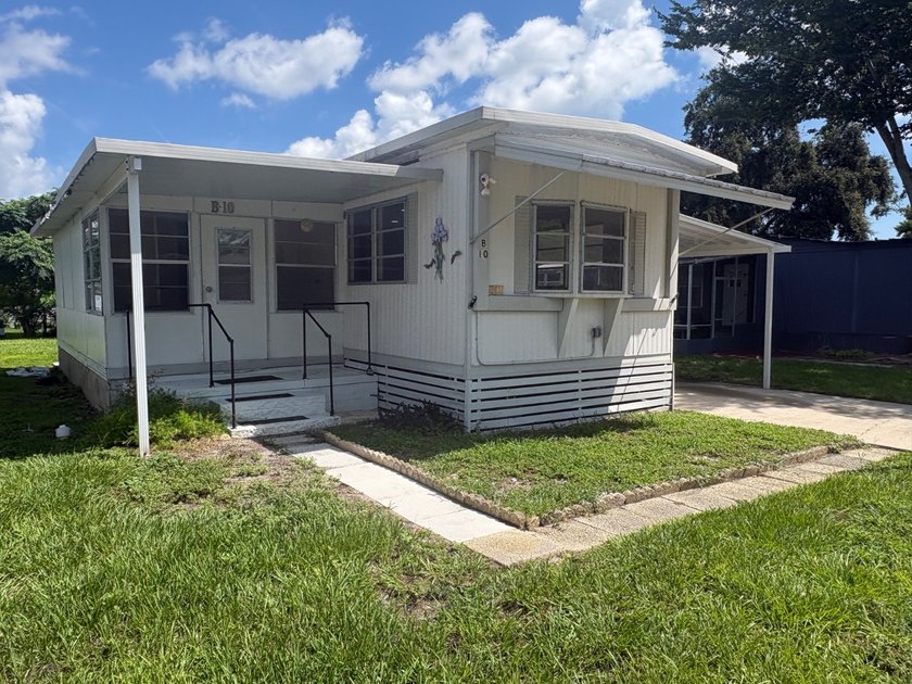 COMPLETLEY REMODELED INSIDE!!! Candlelight Manor offers a - photo 3