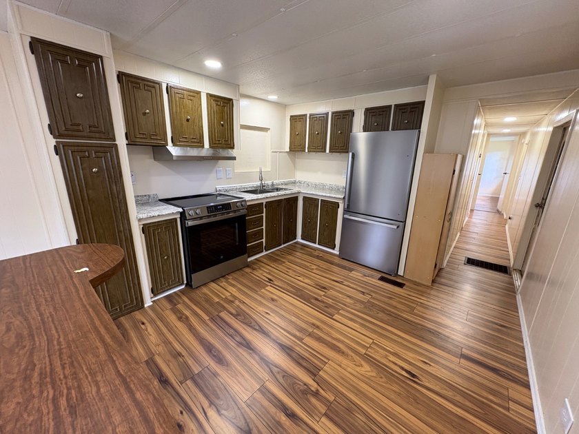 COMPLETLEY REMODELED INSIDE!!! Candlelight Manor offers a - photo 4