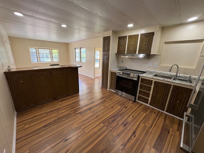 COMPLETLEY REMODELED INSIDE!!! Candlelight Manor offers a - photo 9