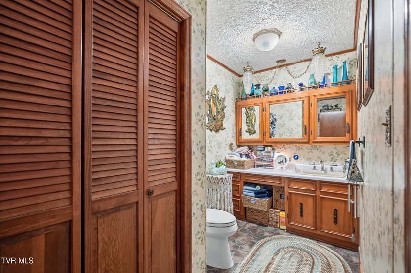 Welcome to your own private retreat! Situated on approximately 8 - photo 33