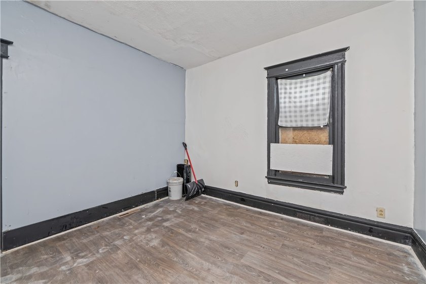 Amazing investment opportunity awaits. This 2 unit upper/lower - photo 6