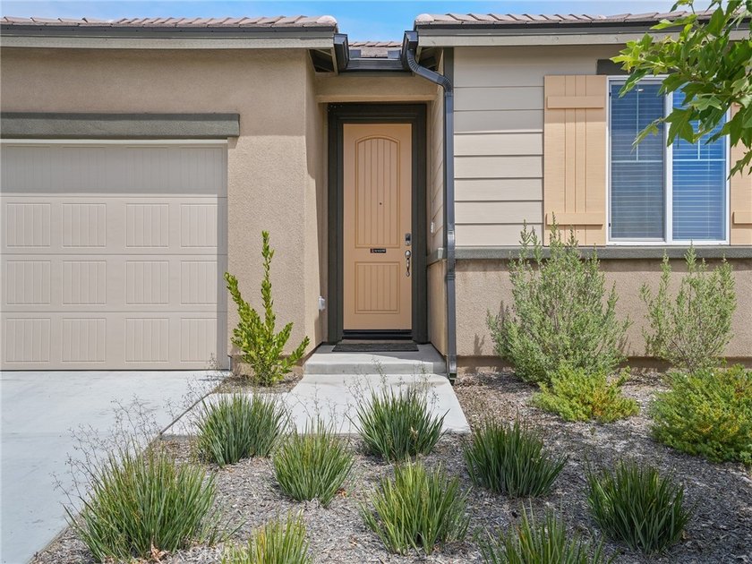 Corner lot. 2024 build. Zero wear and tear. This 3-bedroom - photo 5