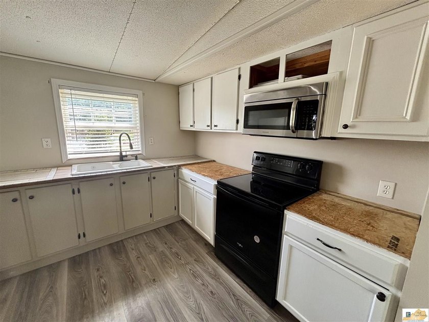 A budget-friendly mobile home on 0.27 acres inside city limits - photo 11