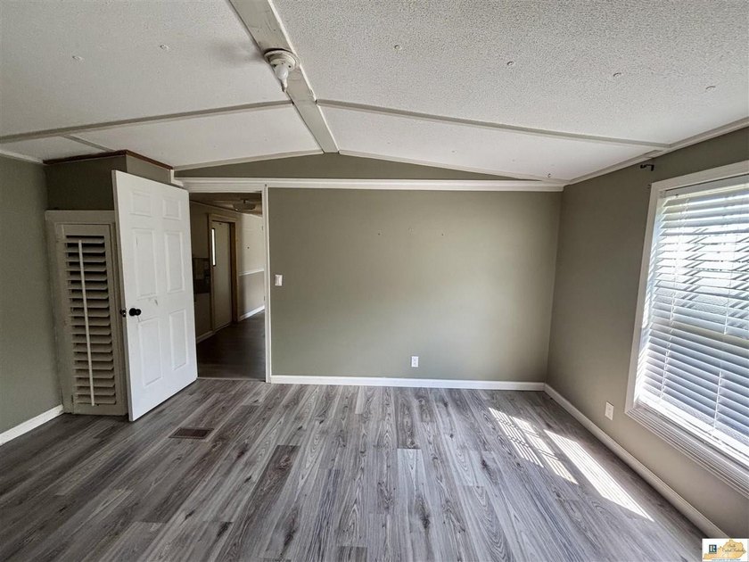 A budget-friendly mobile home on 0.27 acres inside city limits - photo 19